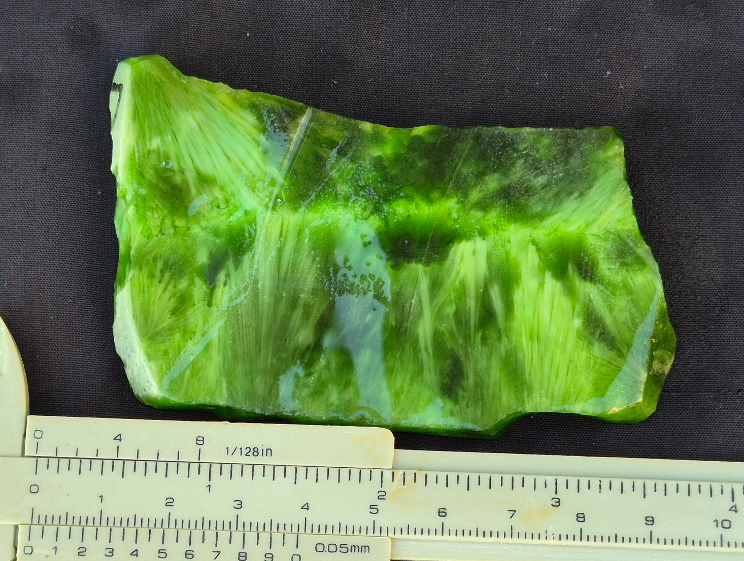 Green chatoyant glass slab 69g - flat lay with ruler
