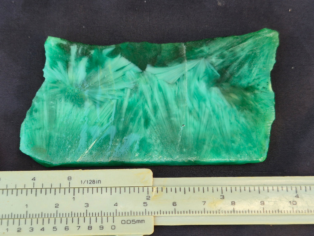Green chatoyant glass slab 73g - flat lay with ruler