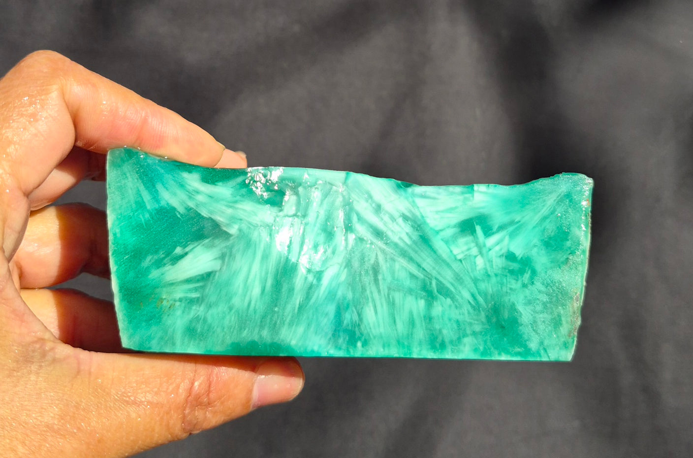 Green raw chunk 451g – SBSR 115, hand held showing chatoyancy