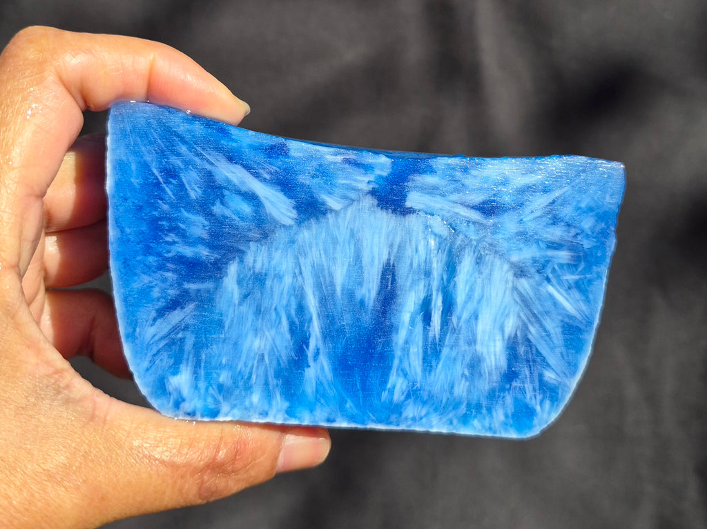 Blue raw chunk 545g – SBSR 116, hand held showing chatoyancy