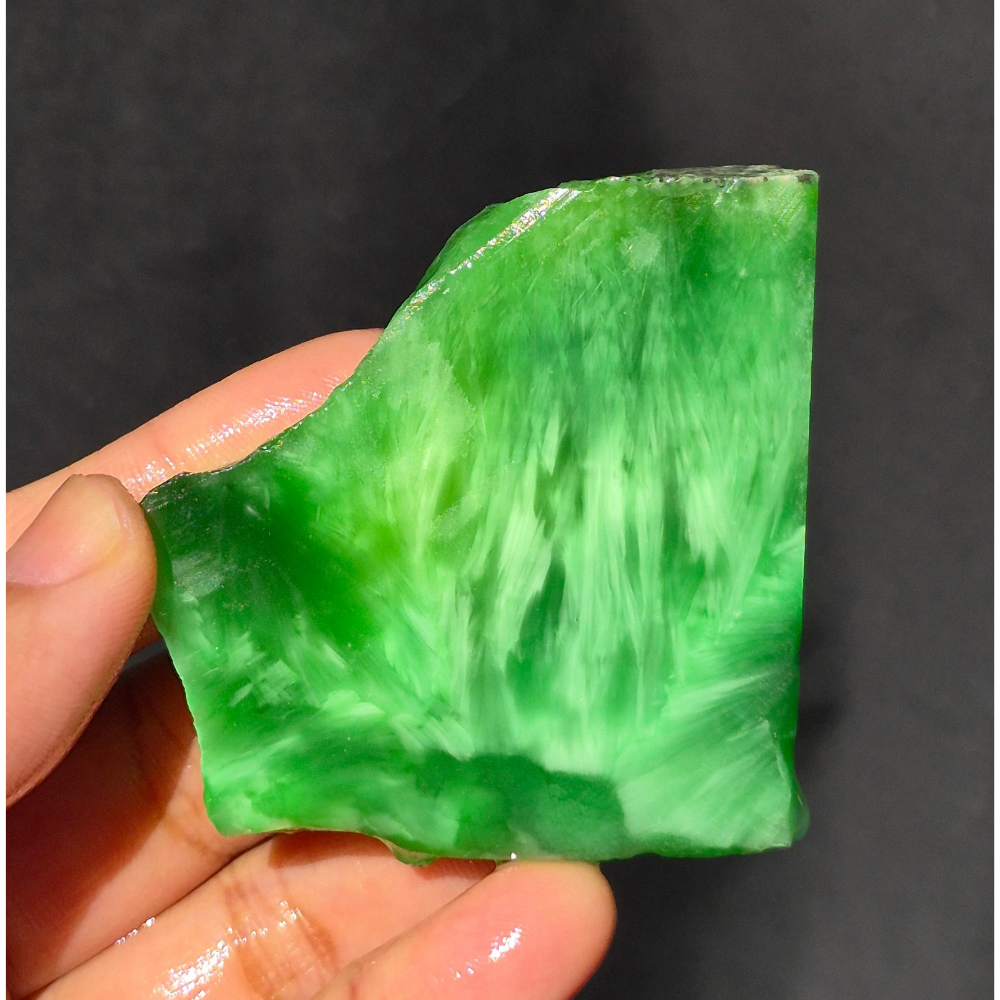 Green chatoyant glass slab 47g - hand held view