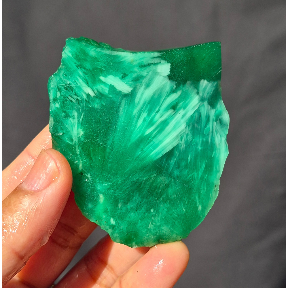 Green chatoyant glass slab 49g - hand held view